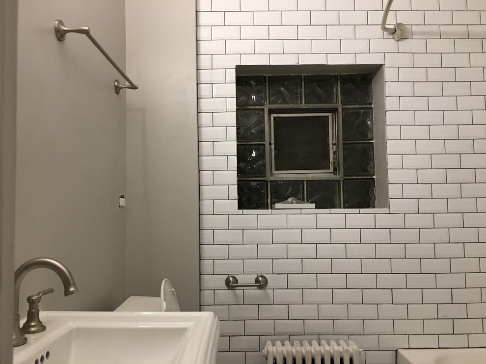 Mittelgroßes Klassisches Duschbad mit Toilette mit Aufsatzspülkasten, grauen Fliesen, weißen Fliesen, Metrofliesen, weißer Wandfarbe und Sockelwaschbecken in Chicago
