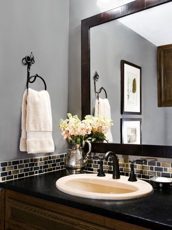 Exempel på ett mellanstort klassiskt badrum med dusch, med luckor med infälld panel, skåp i mörkt trä, grå väggar, ett nedsänkt handfat och bänkskiva i akrylsten