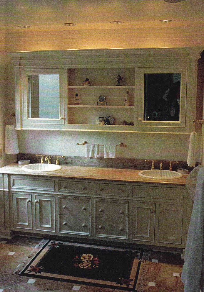 Ejemplo de cuarto de baño principal clásico grande con armarios con rebordes decorativos, puertas de armario blancas, encimera de granito, baldosas y/o azulejos multicolor y losas de piedra