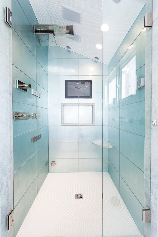 Ejemplo de cuarto de baño minimalista con ducha empotrada, baldosas y/o azulejos azules, baldosas y/o azulejos de vidrio, suelo blanco y ducha con puerta con bisagras
