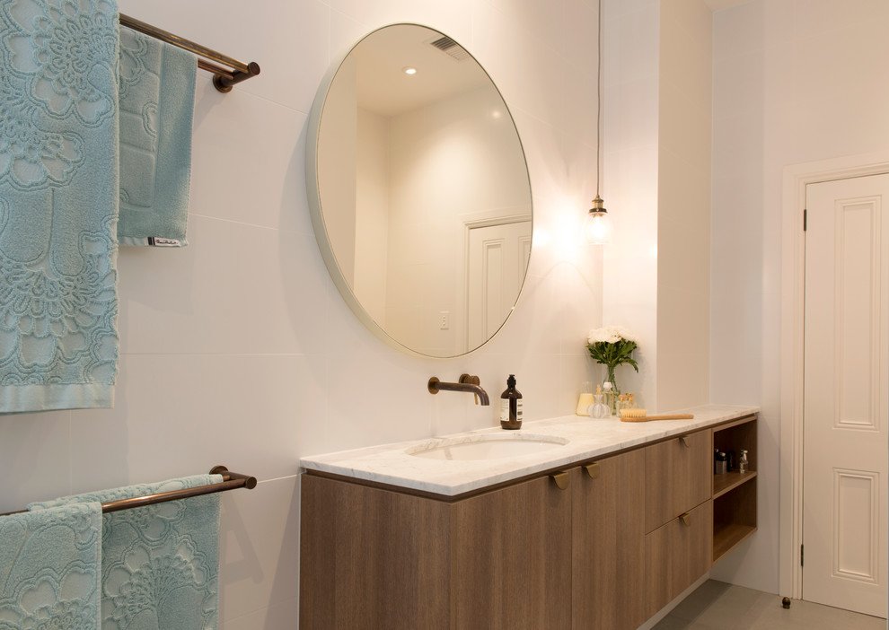 Großes Modernes Badezimmer En Suite mit weißen Fliesen, Keramikfliesen und Marmor-Waschbecken/Waschtisch in Adelaide