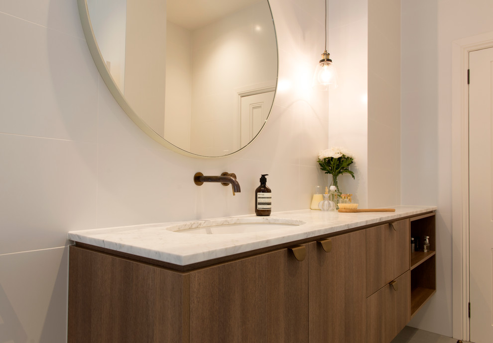 Idee per una grande stanza da bagno padronale design con top in marmo