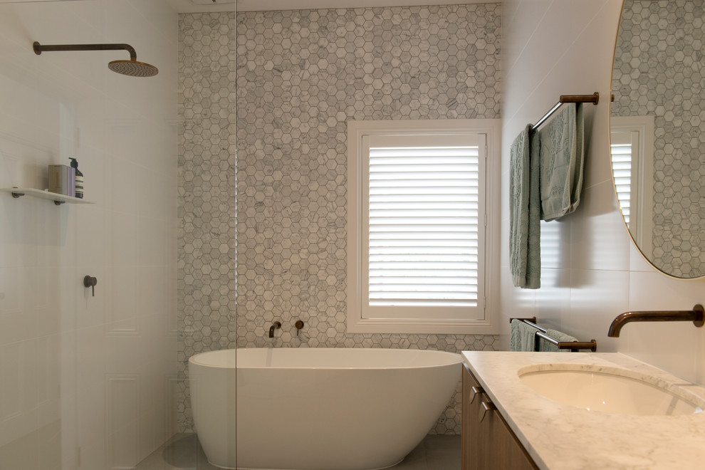 Idéer för att renovera ett stort funkis en-suite badrum, med ett fristående badkar, en öppen dusch och marmorbänkskiva