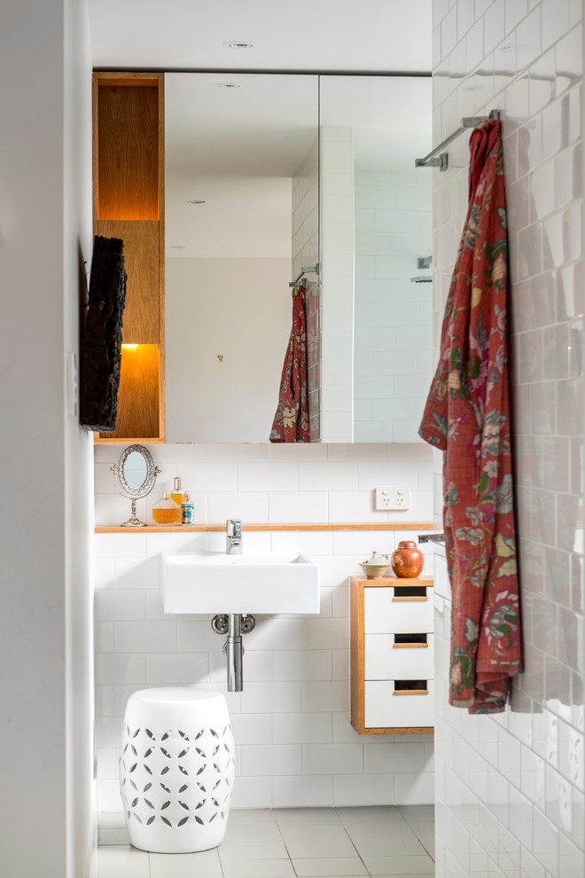 Свежая идея для дизайна: ванная комната в современном стиле с подвесной раковиной - отличное фото интерьера