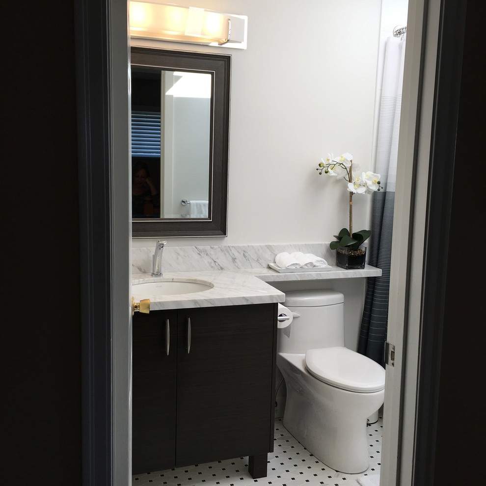 На фото: маленькая ванная комната в стиле неоклассика (современная классика) с фасадами островного типа, темными деревянными фасадами, накладной ванной, душем в нише, унитазом-моноблоком, белой плиткой, керамогранитной плиткой, белыми стенами, полом из мозаичной плитки, врезной раковиной, мраморной столешницей, белым полом, шторкой для ванной и серой столешницей для на участке и в саду