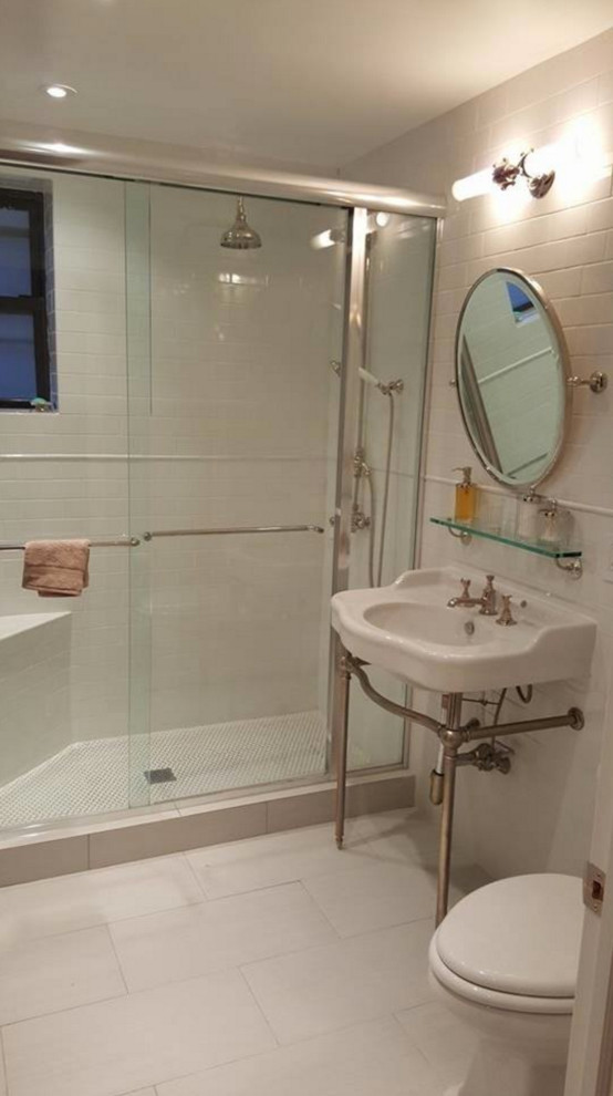 Пример оригинального дизайна: ванная комната среднего размера в классическом стиле с полновстраиваемой ванной, белыми стенами, полом из керамической плитки, душевой кабиной, душем в нише, белой плиткой, плиткой кабанчик и консольной раковиной
