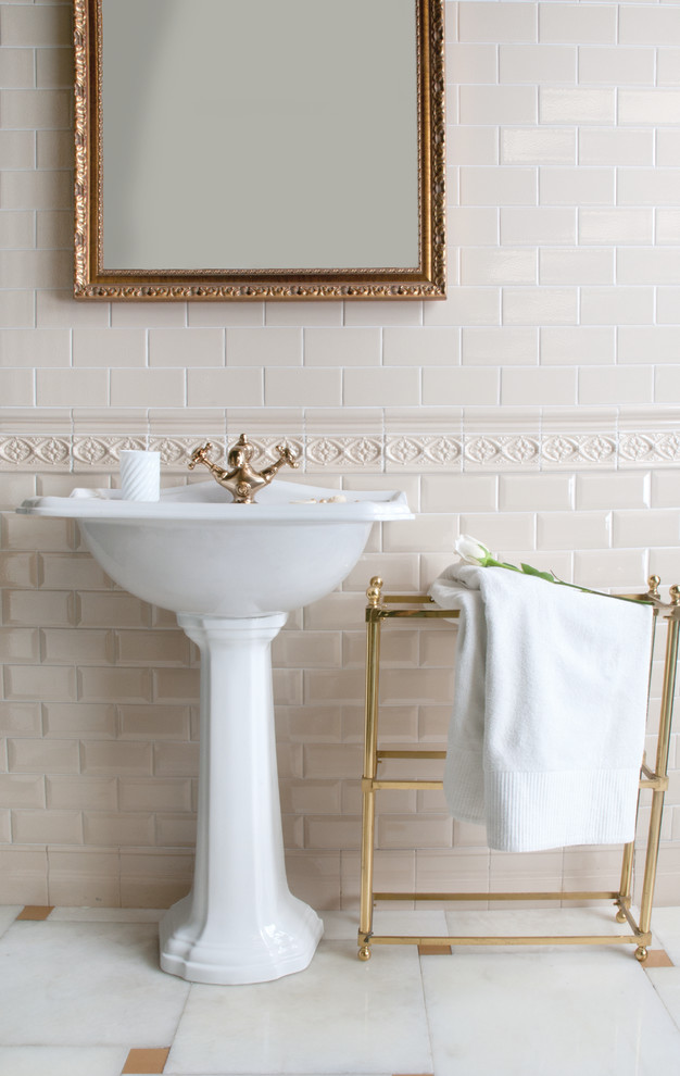 Inspiration för ett mellanstort vintage en-suite badrum, med ett piedestal handfat, beige kakel, keramikplattor, marmorgolv och beige väggar