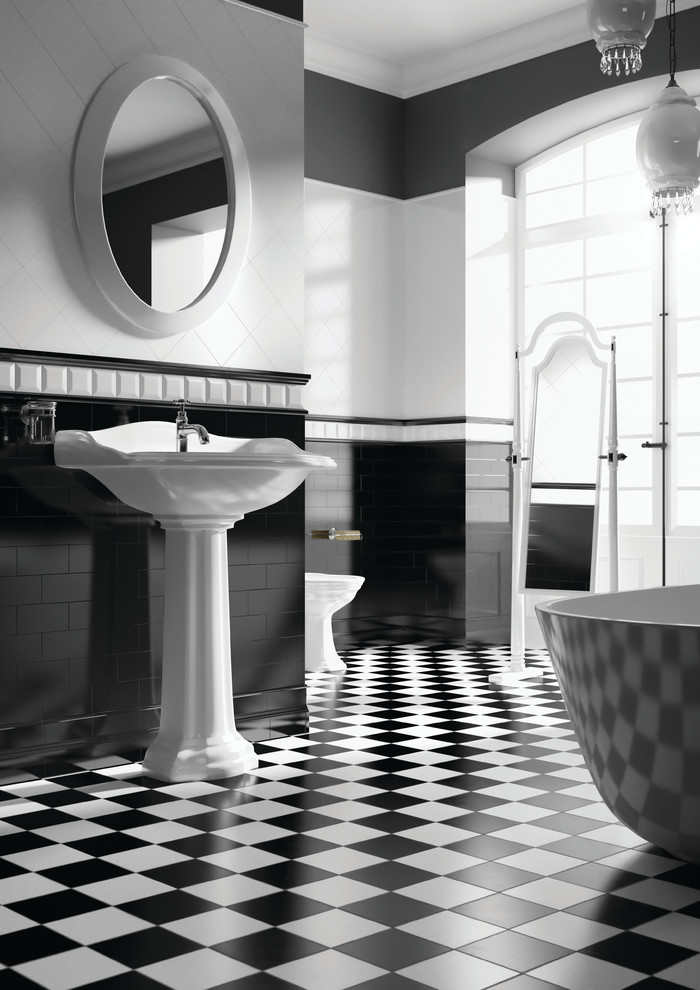 Idee per una grande stanza da bagno padronale contemporanea con lavabo a colonna, vasca freestanding, WC monopezzo, piastrelle nere, piastrelle diamantate, pavimento in gres porcellanato e pareti multicolore