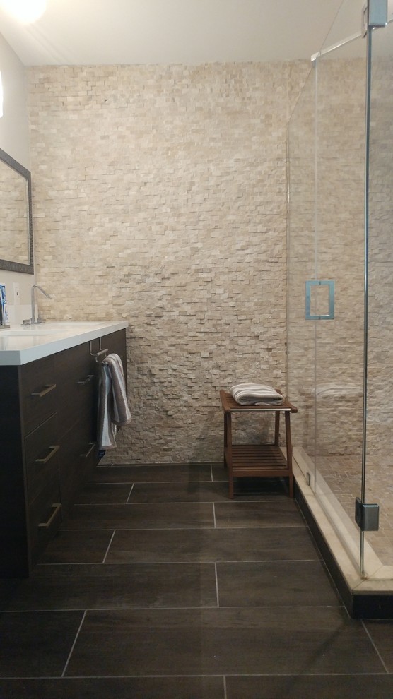 Пример оригинального дизайна: ванная комната среднего размера в стиле модернизм с плоскими фасадами, темными деревянными фасадами, плиткой из известняка, бежевыми стенами, полом из керамогранита, душевой кабиной, врезной раковиной, столешницей из кварцита, коричневым полом и душем с распашными дверями