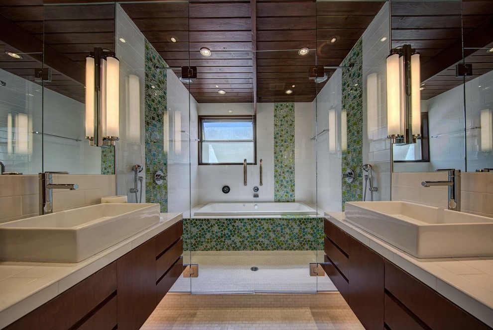 Foto på ett stort 60 tals en-suite badrum, med bruna skåp, en jacuzzi, en dusch/badkar-kombination, bruna väggar och dusch med gångjärnsdörr