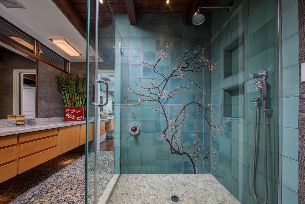 Diseño de cuarto de baño retro grande con puertas de armario marrones, ducha esquinera y ducha con puerta con bisagras