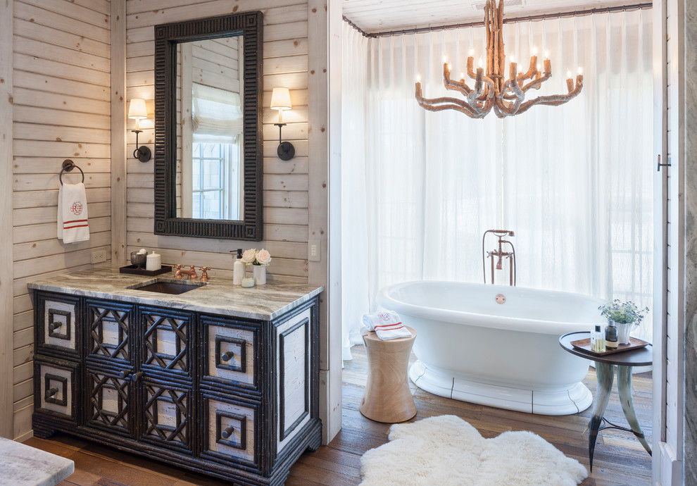 Imagen de cuarto de baño principal rural extra grande con bañera exenta, suelo de madera en tonos medios, lavabo bajoencimera, encimeras multicolor y espejo con luz