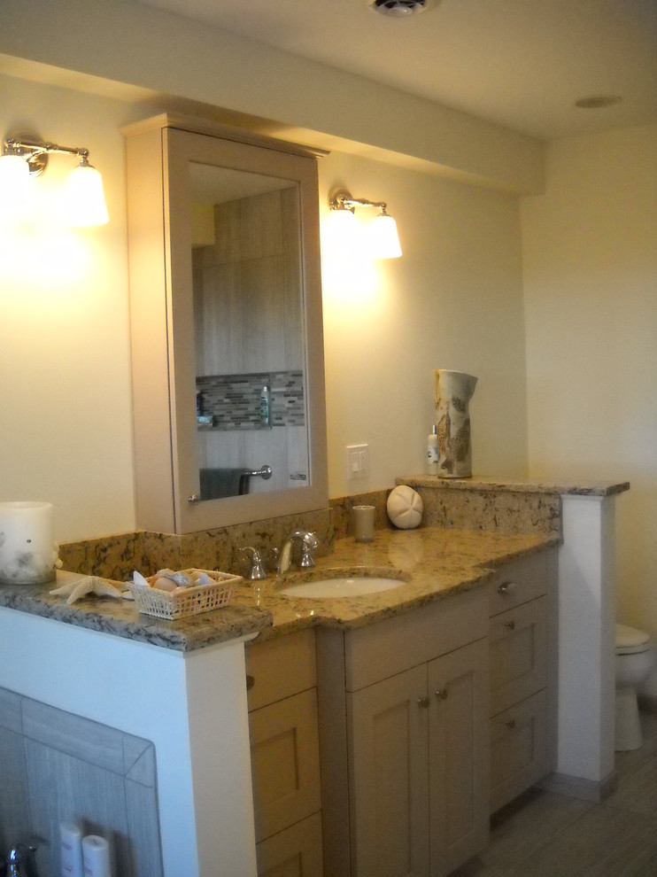 Idée de décoration pour une salle de bain principale bohème en bois clair avec un placard à porte shaker, une baignoire posée, un carrelage beige, des carreaux de céramique, un mur beige, parquet clair, un lavabo encastré et un plan de toilette en quartz modifié.