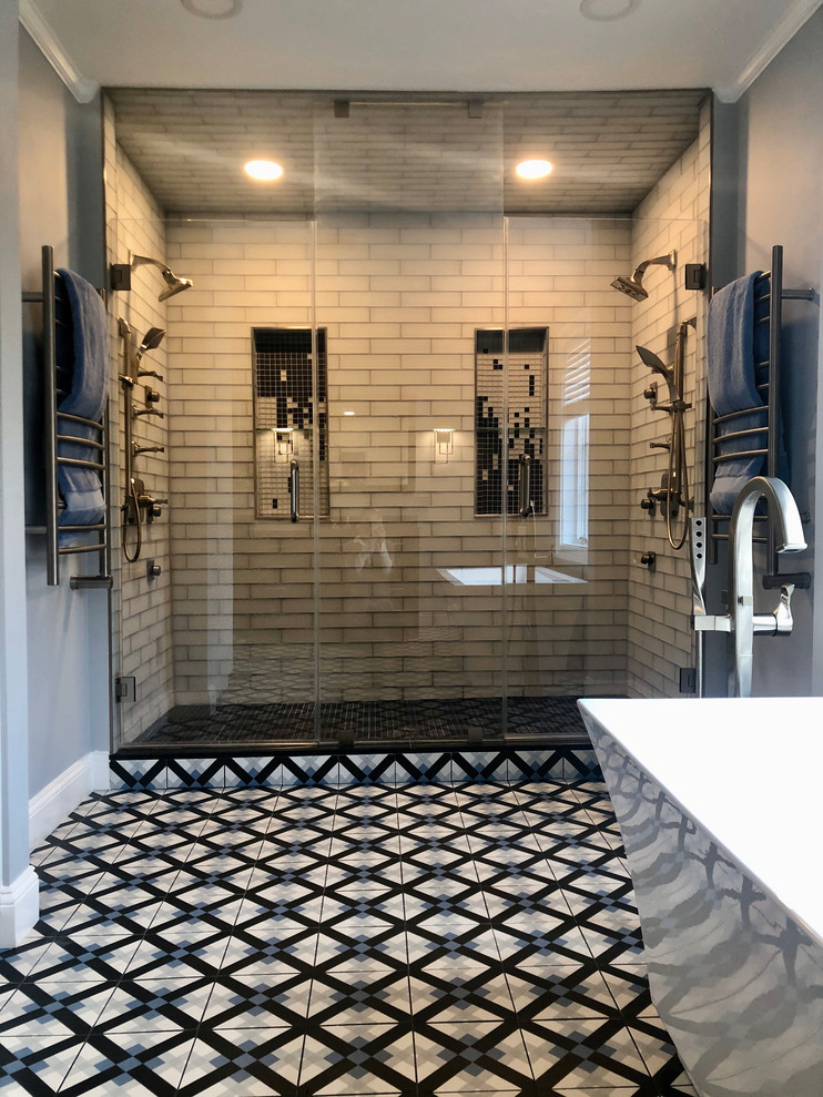 Пример оригинального дизайна: большая главная ванная комната в современном стиле с отдельно стоящей ванной, двойным душем, черно-белой плиткой, плиткой кабанчик, полом из керамической плитки, разноцветным полом и открытым душем