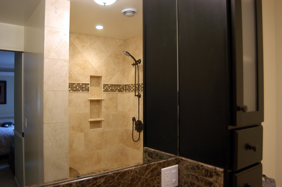 Idéer för att renovera ett stort funkis en-suite badrum, med släta luckor, skåp i mörkt trä, en dusch i en alkov, beige kakel, keramikplattor, beige väggar, ett nedsänkt handfat och bänkskiva i kalksten