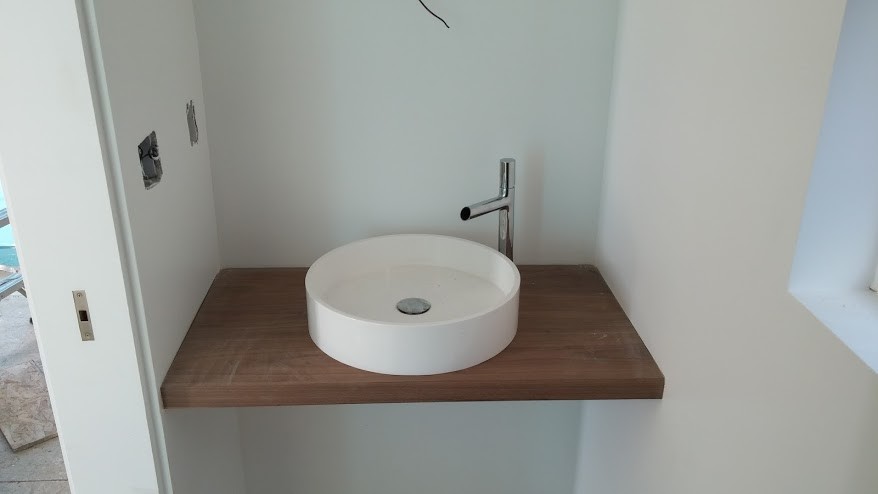 Diseño de cuarto de baño principal contemporáneo pequeño con lavabo sobreencimera, paredes blancas, encimera de madera y encimeras marrones