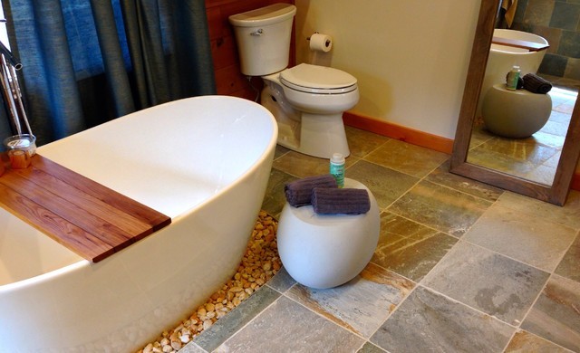 Idee per una grande stanza da bagno padronale design con vasca freestanding, WC a due pezzi, pareti bianche e pavimento grigio