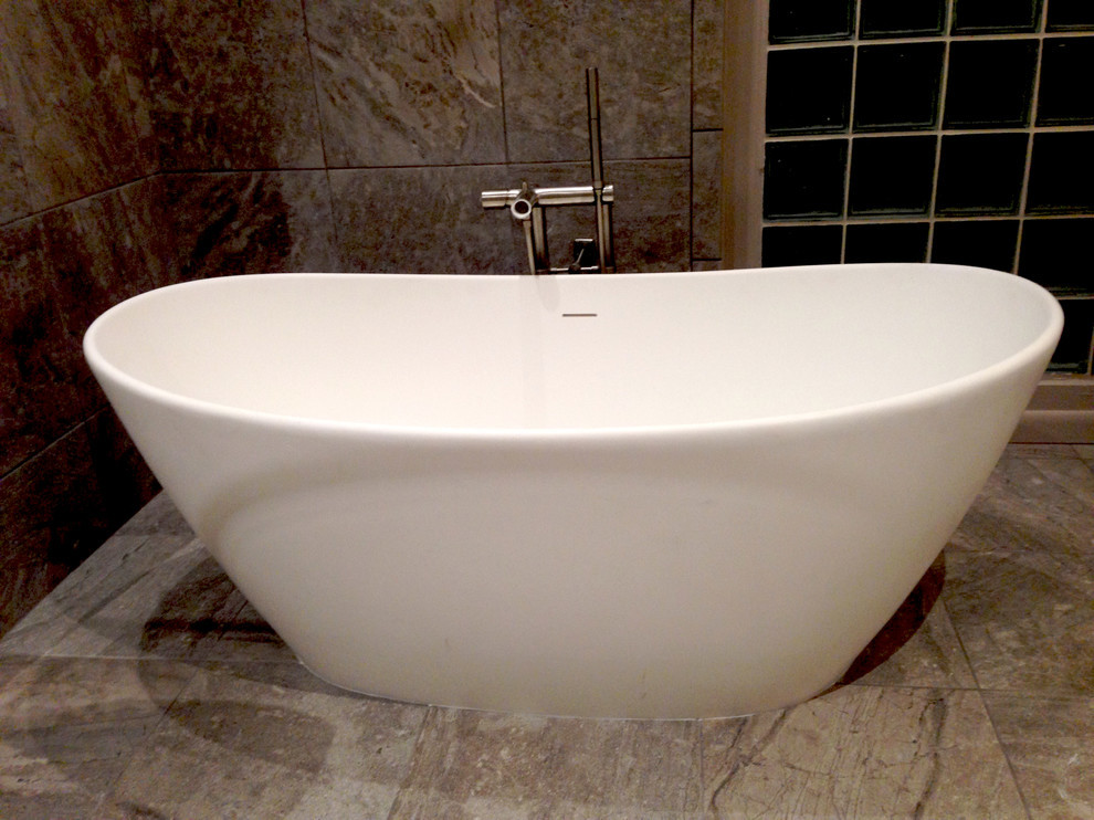 Пример оригинального дизайна: главная ванная комната среднего размера в современном стиле с отдельно стоящей ванной, коричневой плиткой, коричневыми стенами и коричневым полом