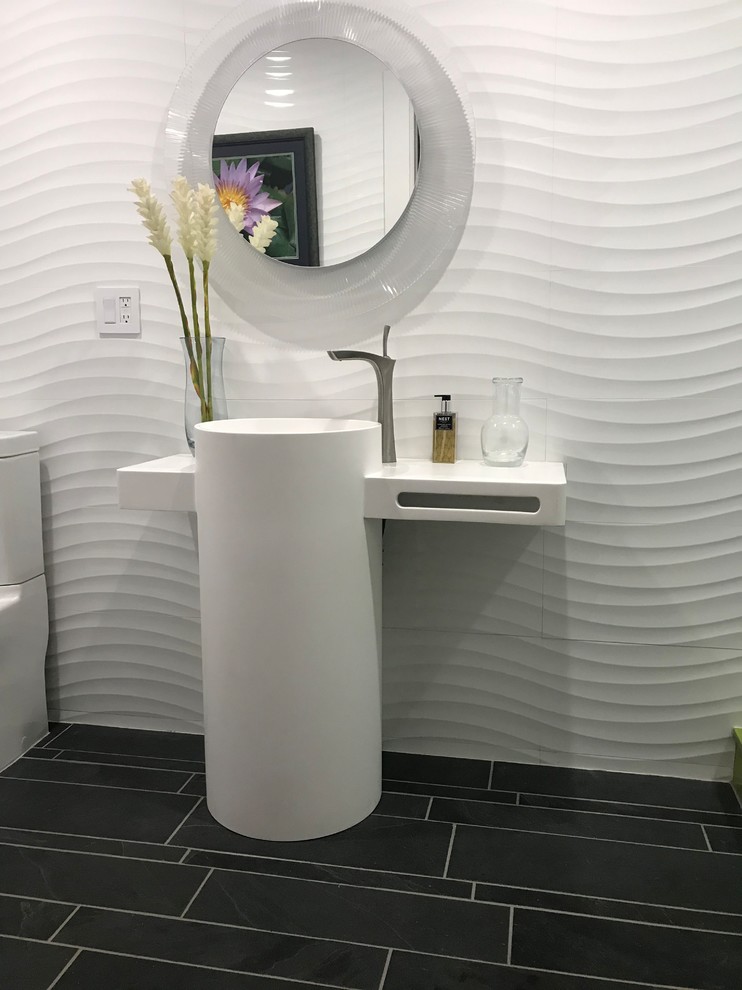 Imagen de cuarto de baño minimalista con lavabo con pedestal