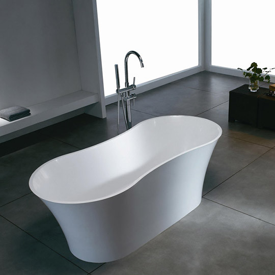 Свежая идея для дизайна: главная ванная комната среднего размера в современном стиле с отдельно стоящей ванной, белыми стенами и серым полом - отличное фото интерьера