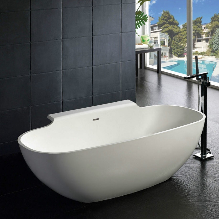 Diseño de cuarto de baño principal moderno grande con bañera exenta, baldosas y/o azulejos grises, paredes grises y suelo negro