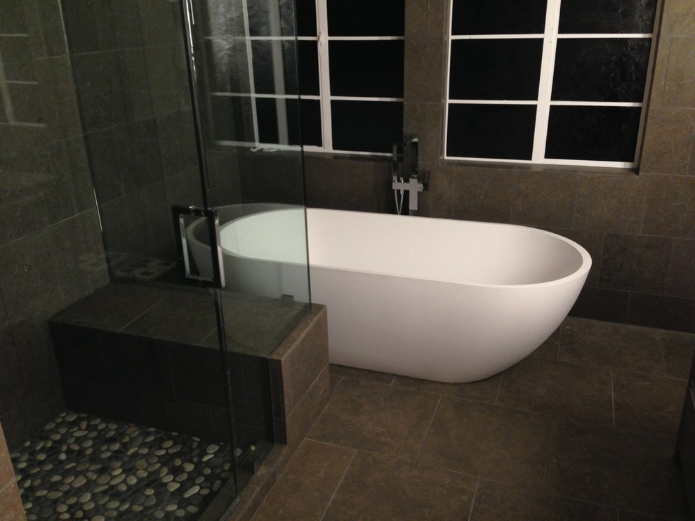 Inspiration för stora moderna en-suite badrum, med ett fristående badkar, en hörndusch, brun kakel, bruna väggar, brunt golv och dusch med gångjärnsdörr