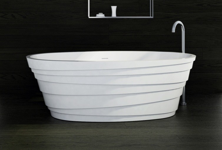 Immagine di una grande stanza da bagno padronale minimalista con vasca freestanding, pareti nere e pavimento nero