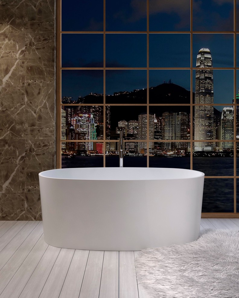 Modern inredning av ett stort en-suite badrum, med ett fristående badkar, bruna väggar och beiget golv
