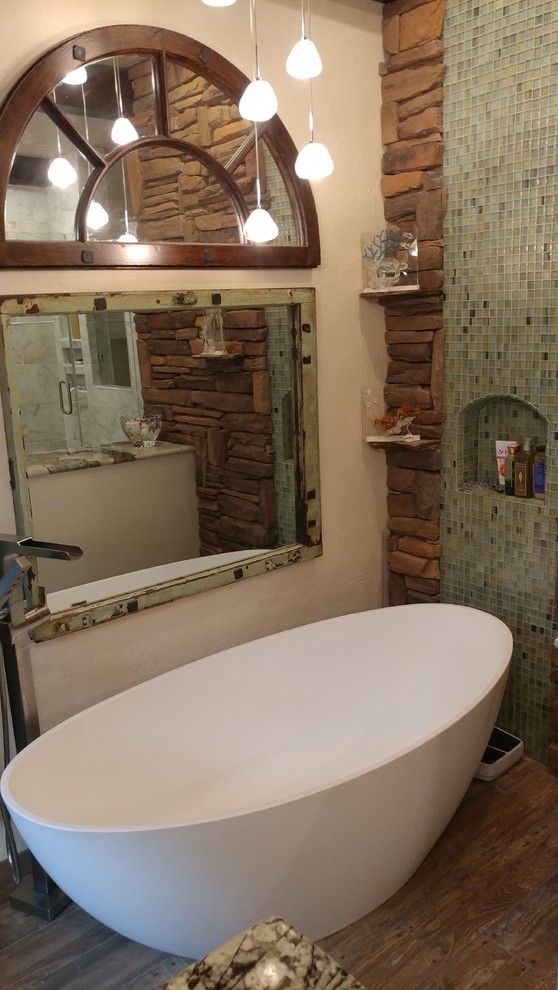 Modelo de cuarto de baño principal de estilo americano pequeño con bañera exenta, baldosas y/o azulejos multicolor, paredes blancas y suelo marrón