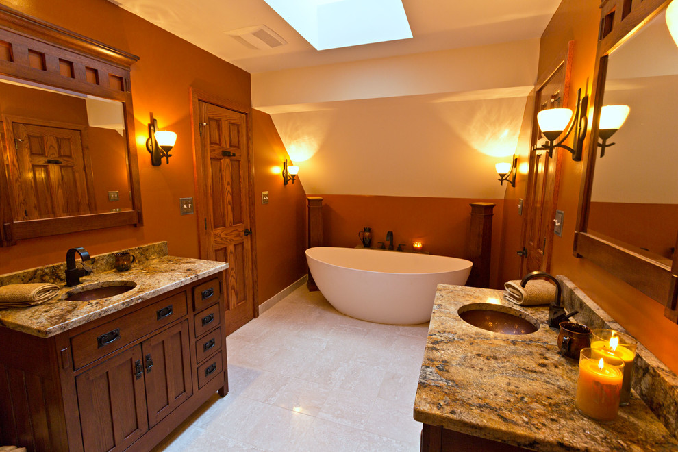 Идея дизайна: большая главная ванная комната в современном стиле с коричневой столешницей, плоскими фасадами, коричневыми фасадами, столешницей из искусственного камня и бежевым полом