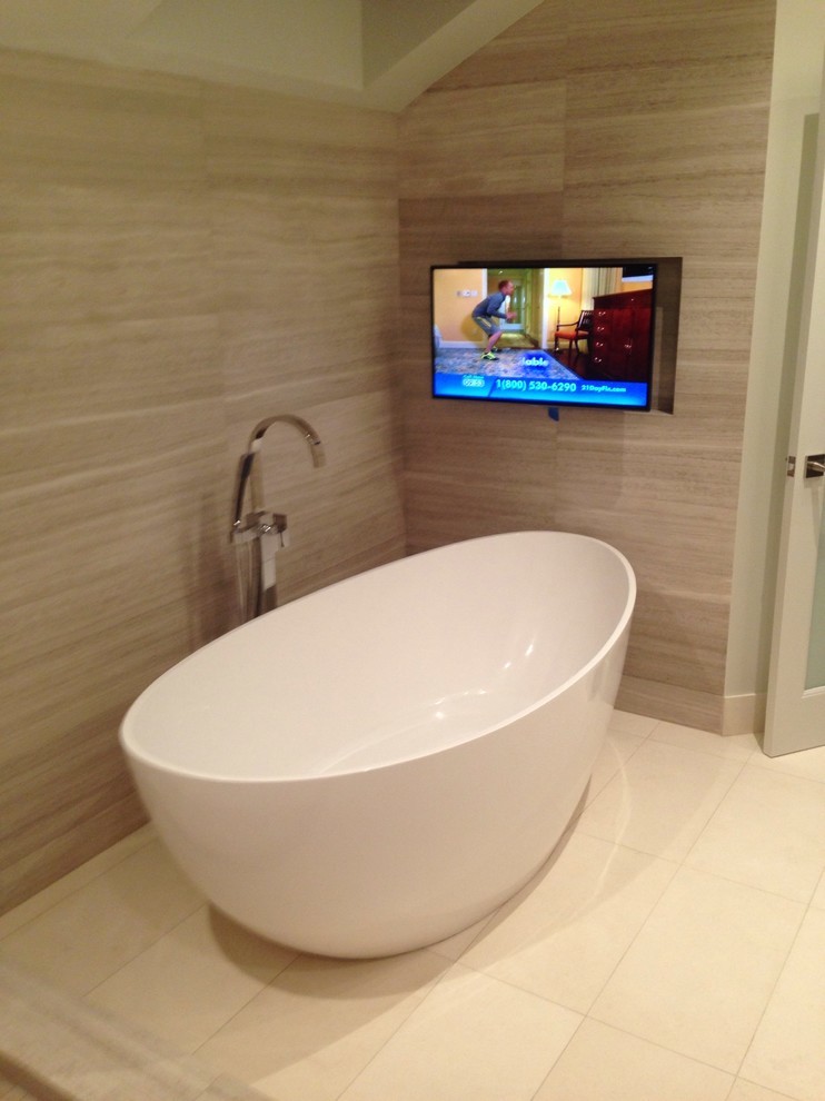 Exempel på ett stort modernt en-suite badrum, med ett fristående badkar, beige väggar och beiget golv