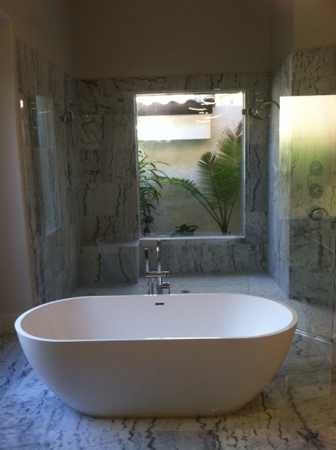 Modelo de cuarto de baño principal contemporáneo grande con bañera exenta, ducha abierta, paredes grises, suelo gris y ducha abierta