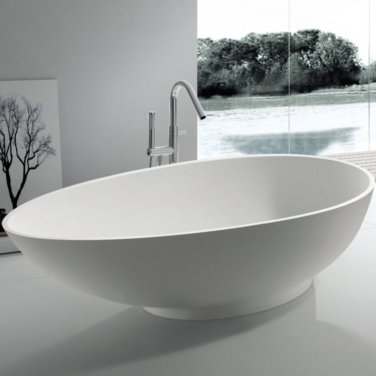 Cette photo montre une grande salle de bain principale moderne avec une baignoire indépendante, un mur gris et un sol blanc.