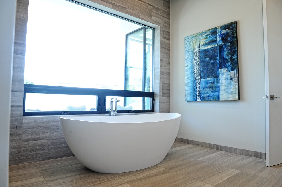 Свежая идея для дизайна: большая главная ванная комната в современном стиле с отдельно стоящей ванной, белой плиткой, галечной плиткой, белыми стенами, полом из керамической плитки и бежевым полом - отличное фото интерьера