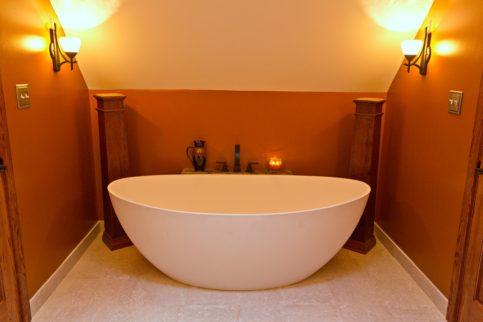 Idées déco pour une grande salle de bain principale contemporaine avec une baignoire indépendante, un mur multicolore et un sol blanc.