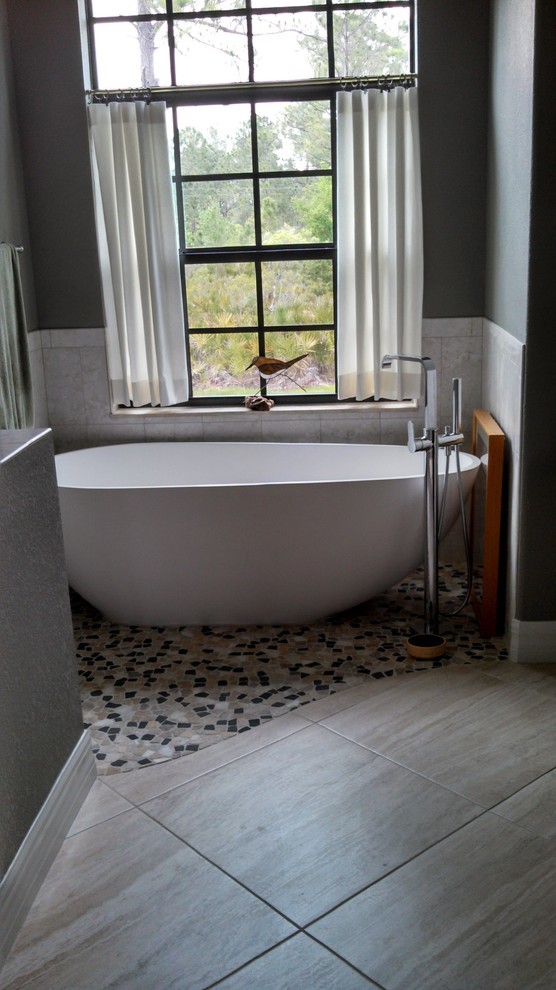 Ispirazione per una grande stanza da bagno padronale contemporanea con vasca freestanding, piastrelle grigie, pareti multicolore e pavimento grigio