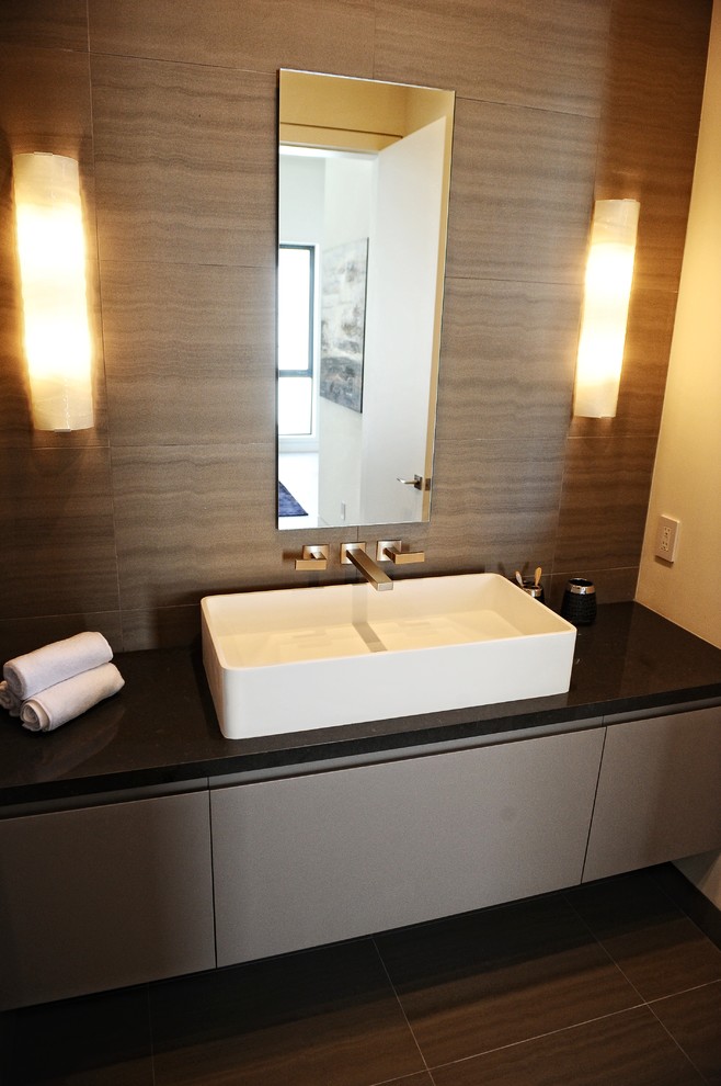 Пример оригинального дизайна: большая главная ванная комната в стиле модернизм с плоскими фасадами, серыми фасадами, коричневыми стенами, подвесной раковиной, коричневым полом и черной столешницей