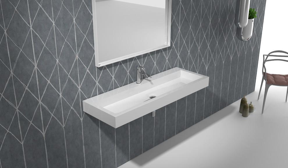 Exemple d'une grande salle de bain principale tendance avec un mur gris, un lavabo suspendu, un plan de toilette en surface solide, un sol blanc et un plan de toilette blanc.