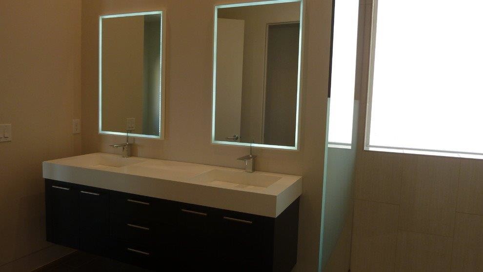 Immagine di una grande stanza da bagno padronale minimal con ante lisce, ante nere, pareti bianche, lavabo sospeso, top in superficie solida e top bianco