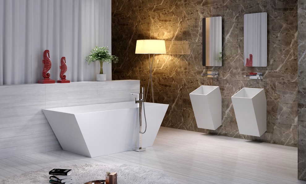 Cette image montre une grande salle de bain principale design avec une baignoire indépendante, un lavabo de ferme et un sol gris.