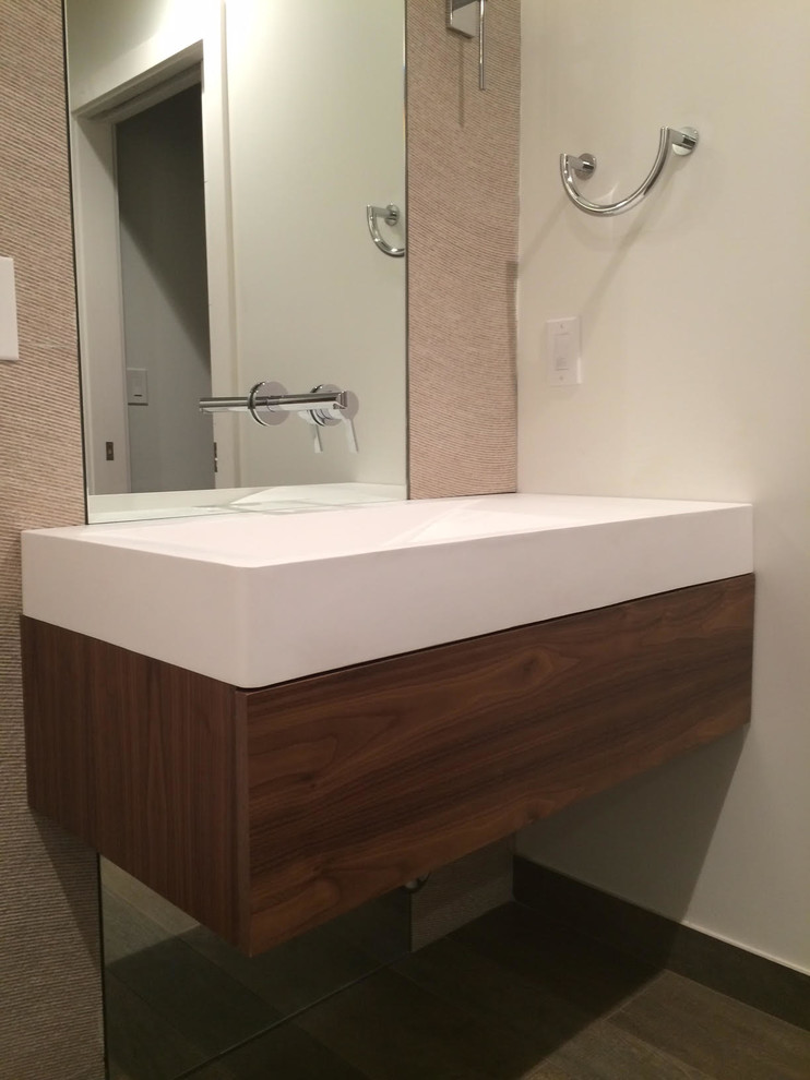 Mittelgroßes Modernes Badezimmer En Suite mit Wandwaschbecken, flächenbündigen Schrankfronten, braunen Schränken, weißer Wandfarbe, braunem Boden und weißer Waschtischplatte in Los Angeles