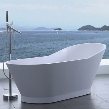 Foto på ett stort funkis en-suite badrum, med ett fristående badkar och grått golv