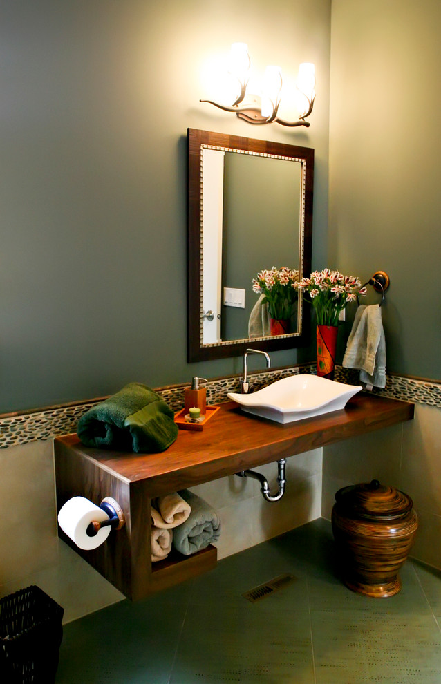 Exempel på ett stort klassiskt badrum med dusch, med blå kakel, kakel i småsten, grå väggar, klinkergolv i porslin, ett fristående handfat och träbänkskiva