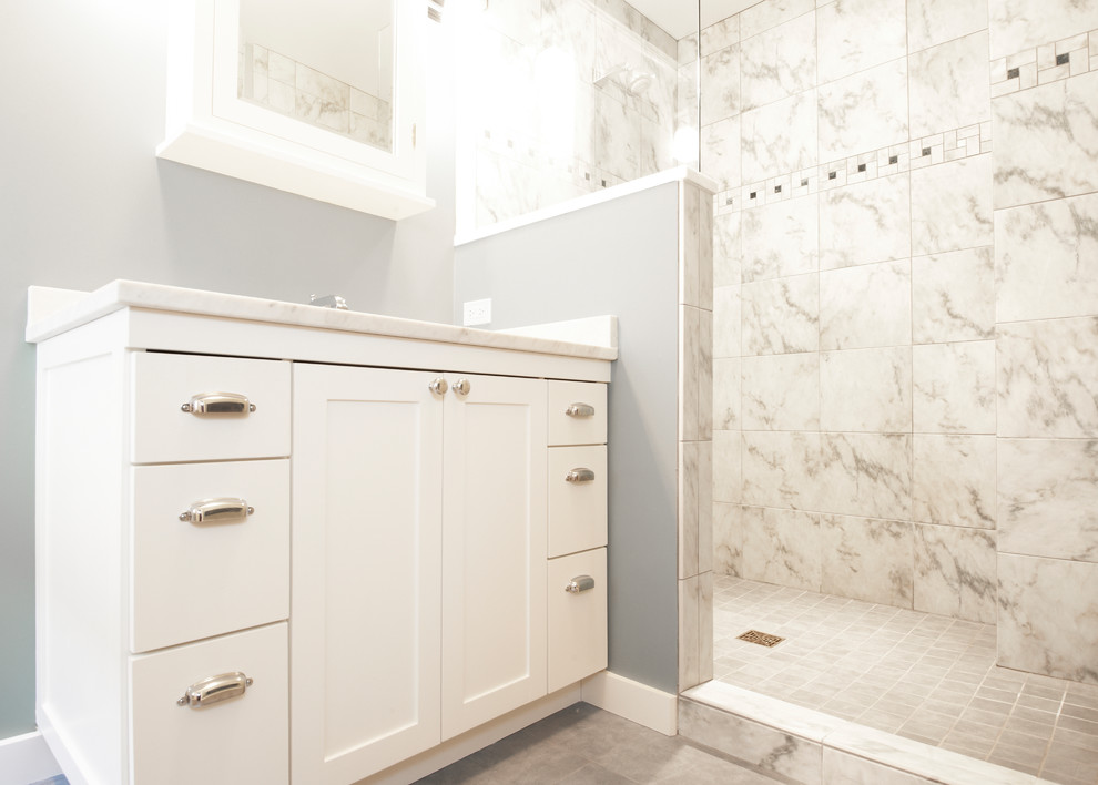 Idee per una stanza da bagno con doccia stile americano di medie dimensioni con ante in stile shaker, ante bianche, doccia alcova, piastrelle grigie, piastrelle di marmo, pareti grigie e doccia aperta