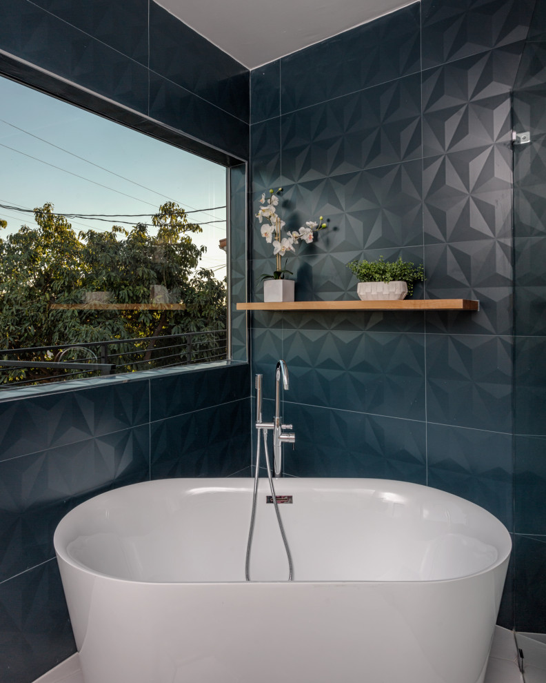 Ejemplo de cuarto de baño actual con bañera exenta y baldosas y/o azulejos azules