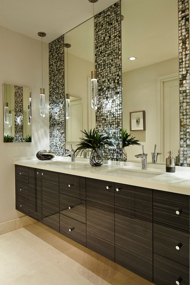 Ejemplo de cuarto de baño contemporáneo grande con armarios con paneles lisos y suelo de baldosas de porcelana