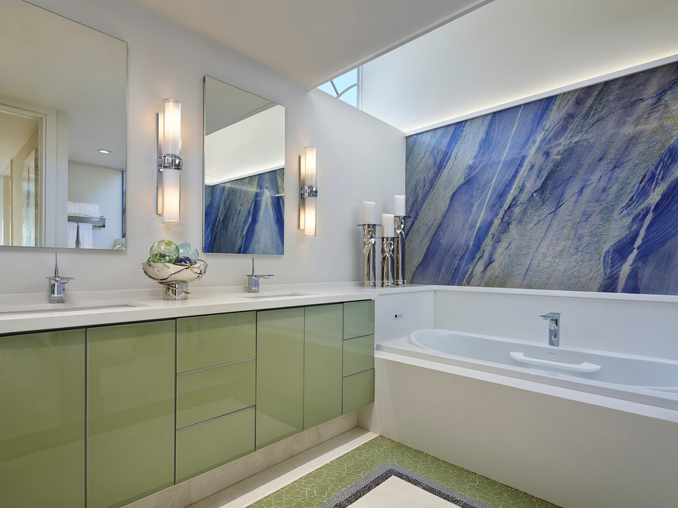 Cette image montre une salle de bain principale design avec un lavabo encastré, un placard à porte plane, des portes de placards vertess, une baignoire en alcôve et un mur blanc.
