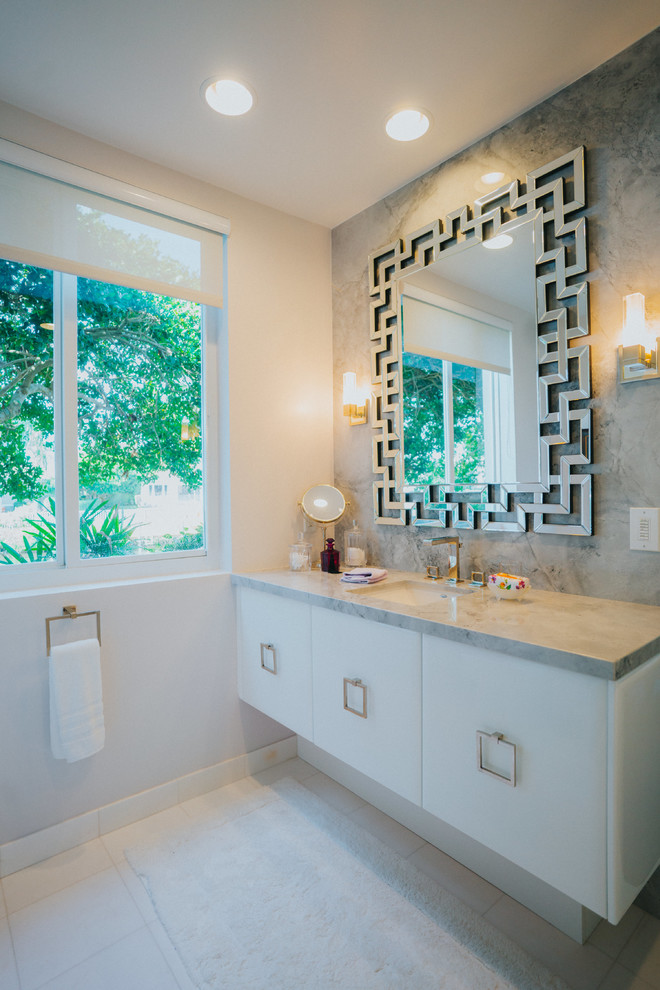 Ispirazione per una stanza da bagno con doccia design di medie dimensioni con ante lisce, ante bianche, pareti grigie, lavabo sottopiano e top in marmo