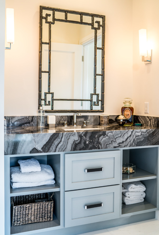 На фото: ванная комната среднего размера в современном стиле с открытыми фасадами, синими фасадами, открытым душем, серой плиткой, белой плиткой, бежевыми стенами, душевой кабиной, накладной раковиной и мраморной столешницей с