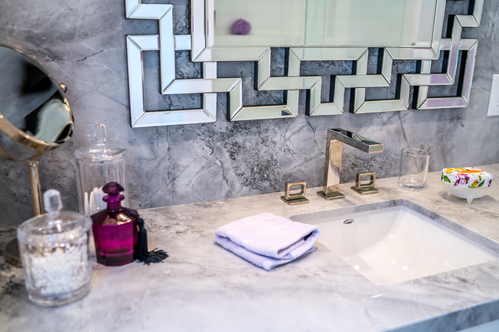 Idee per una stanza da bagno con doccia minimal di medie dimensioni con ante lisce, ante bianche, pareti grigie, lavabo sottopiano e top in marmo